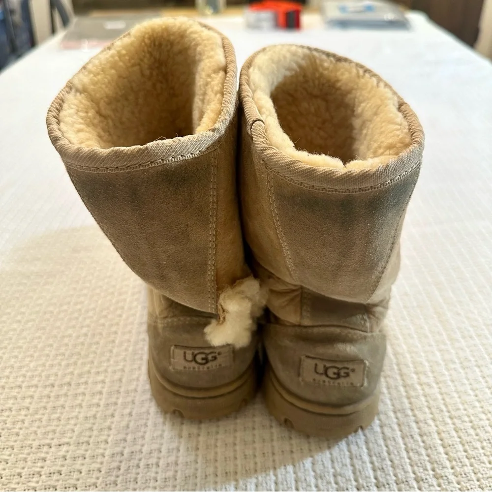 UGG Ultimate Short Boots Women Size 8 Tan Suede Sheepskin Cozy Hole - see photos